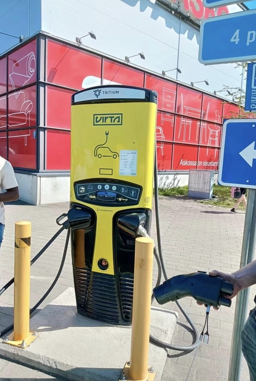 Latest company news about Najnowsze testy CCS2 do CHAdeMO Adapter na Tesla Supercharger i innych marki EV stacji ładowania!