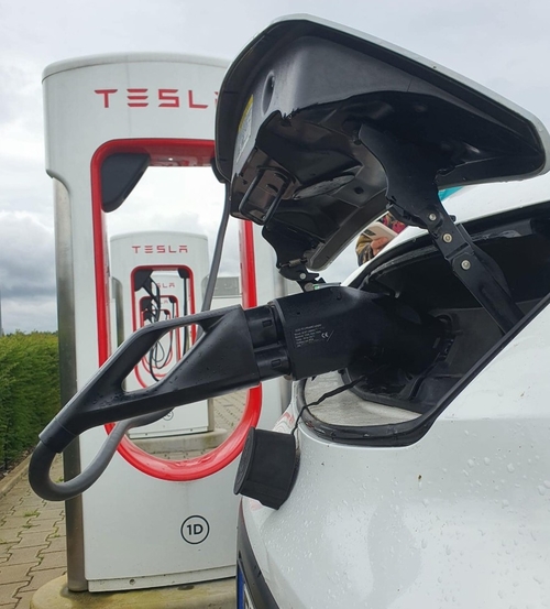 Latest company news about Czy jest adapter dla Leaf do użycia Tesla Supercharger?Tak na pewno.